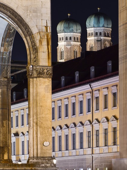 Blick vom Odeonsplatz über Feldherrnhalle zu den Türmen der Frauenkirche - Nachtfotografie