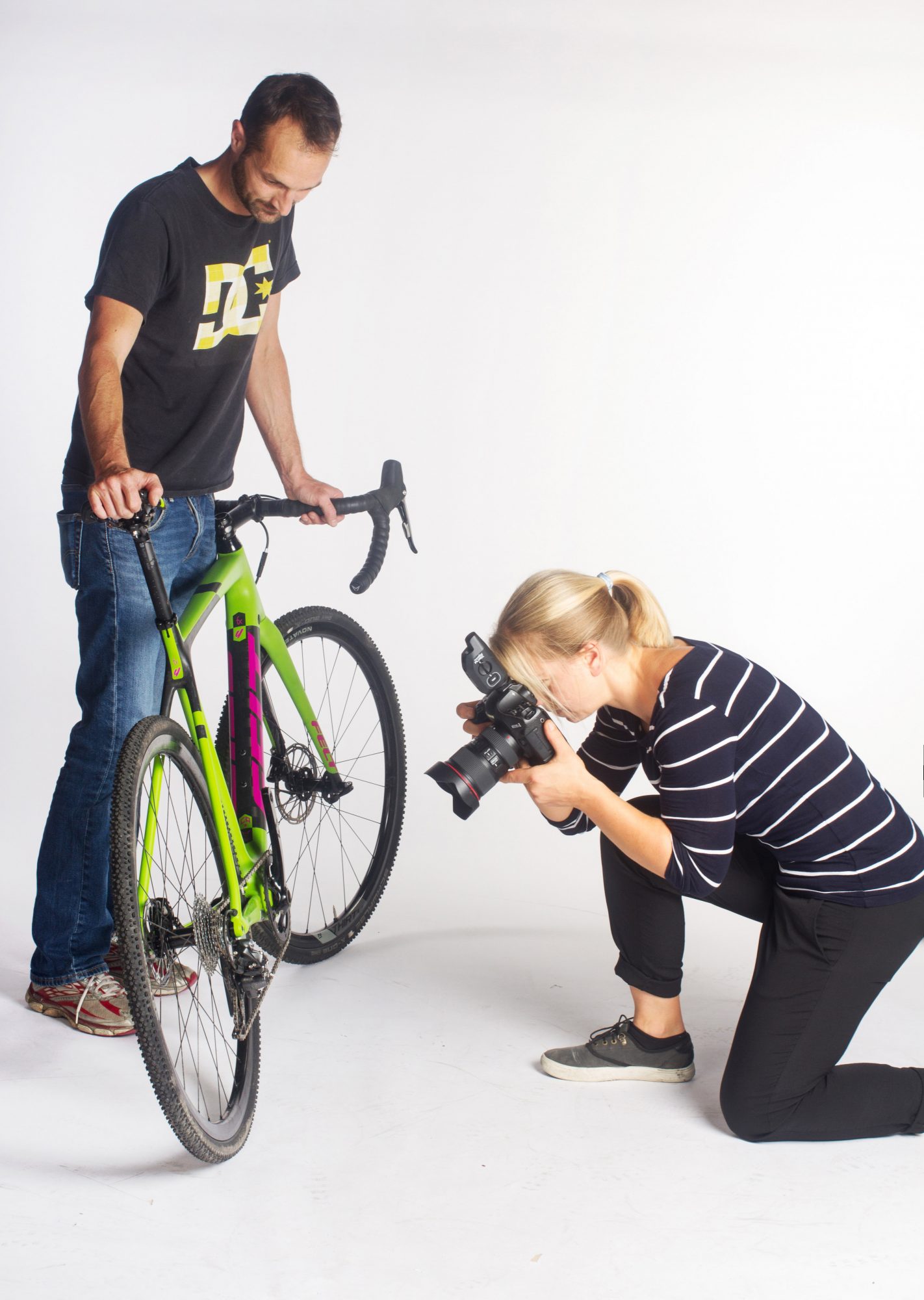 Fotoshooting Rennradfotografie. Die Sportfotografin im Studio des TOUR Magazins.